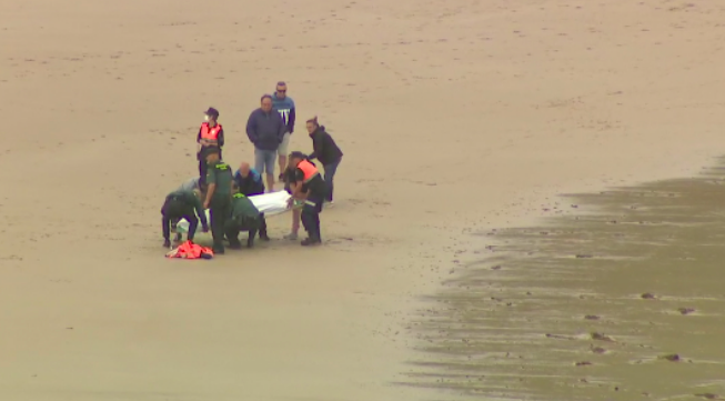 El cadáver del pescador que cayó al mar cerca de la Playa de Valdoviño es recuperado