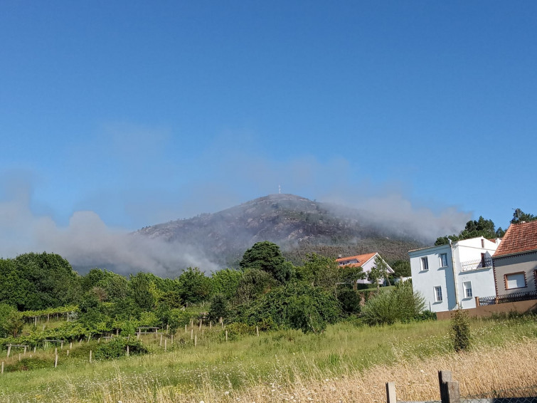 (VÍDEOS) Controlado el incendio en A Pobra do Caramiñal, que calcinó cerca de 60 hectáreas y amenazó varias casas