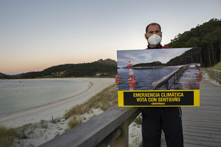 Greenpeace sumerge las Cíes para advertir de la subida del nivel del mar y sus consecuencias