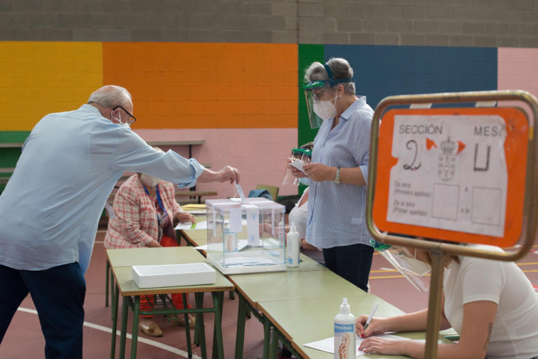 Galicia empieza a votar sin incidencias en la jornada electoral más incierta de su historia