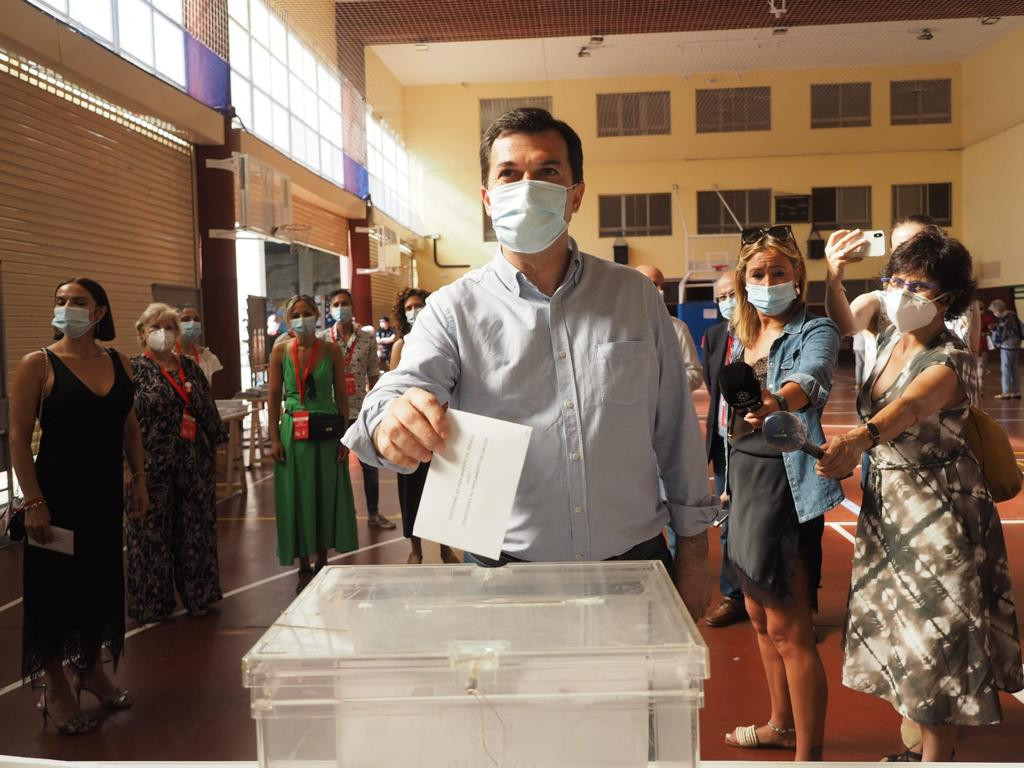 Gonzalo caballero votando el 12J