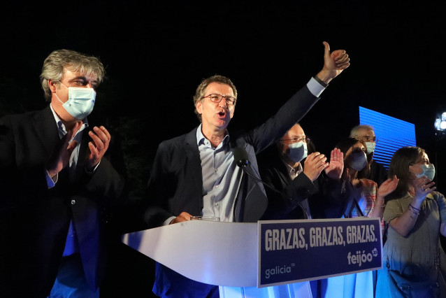 El presidente de la Xunta y candidato a la reelección por el PP, Alberto Núñez Feijóo, celebra su victoria en las elecciones gallegas durante la noche electoral del 12J en Santiago de Compostela, A Coruña, Galicia (España) a 12 de julio de 2020.