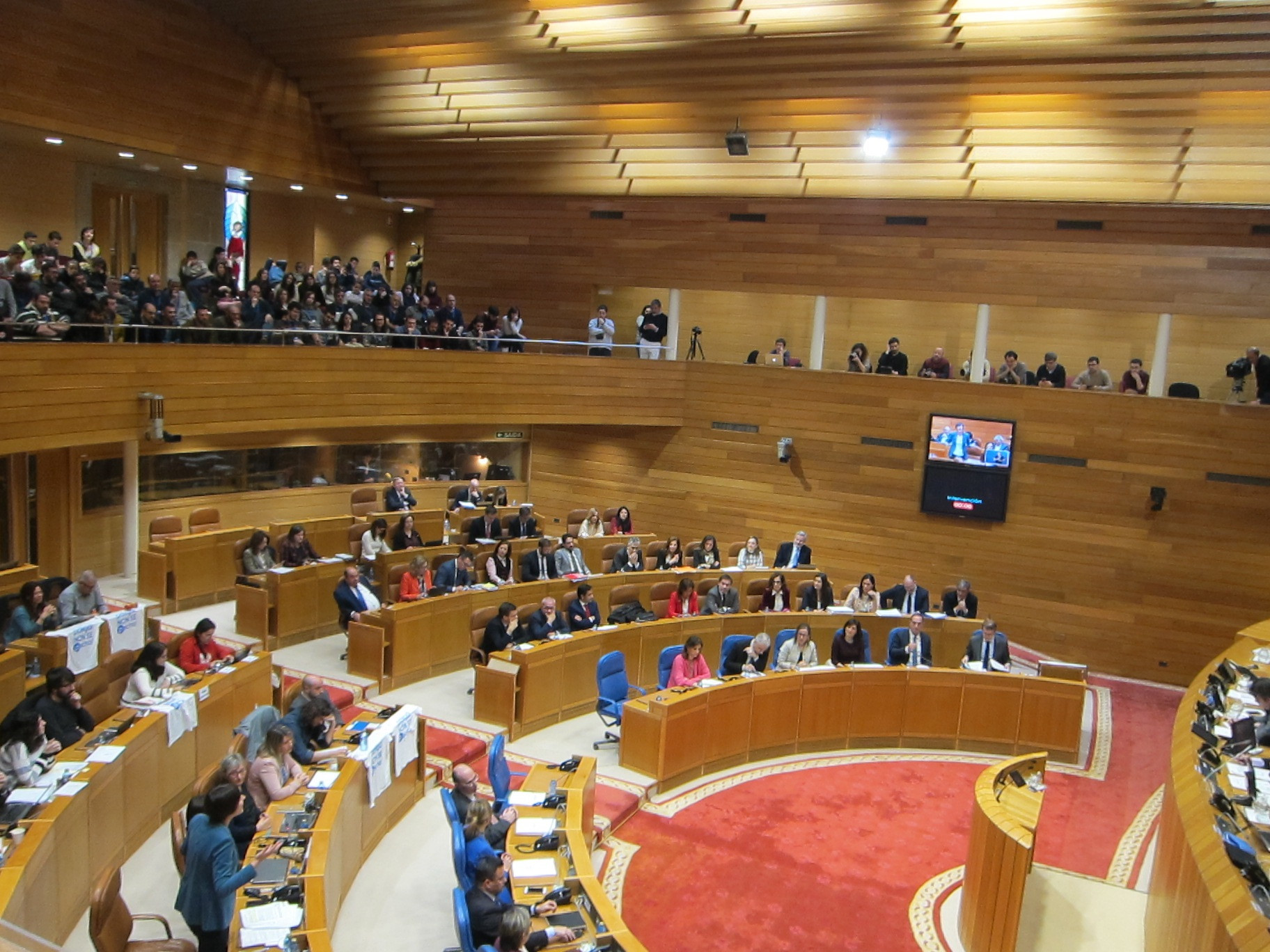 Los Diputados Del Parlamento De Galicia Seguirán Cobrando Unos 4.600 ...