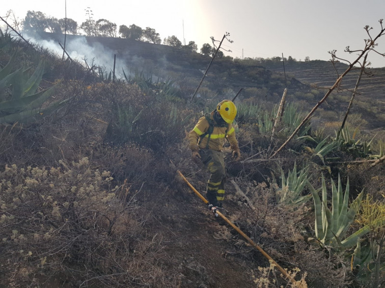 Extinguido el incendio de Porto do Son que calcinó 19 hectáreas; el de Ourense está controlado