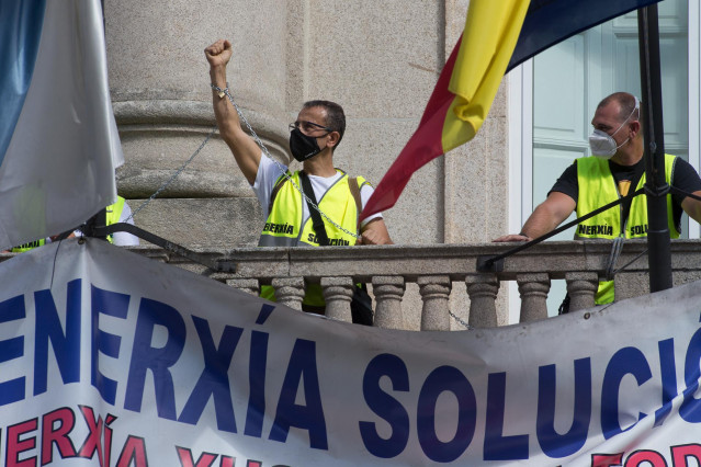 Algunos de los 12  trabajadores de Alcoa que se han encadenado al balcón del edificio de la Subdelegación del Gobierno en Lugo como protesta por la falta de soluciones y para reclamar la reunión con el secretario general de Industria, en Lugo, Galicia (Es