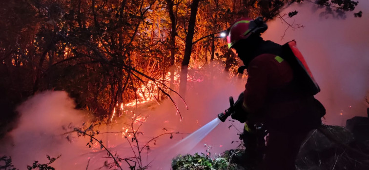 (VÍDEOS) Desactivada la 'situación 2' en el incendio de Monterrei, donde el fuego lleva arrasadas casi 500 hectáreas