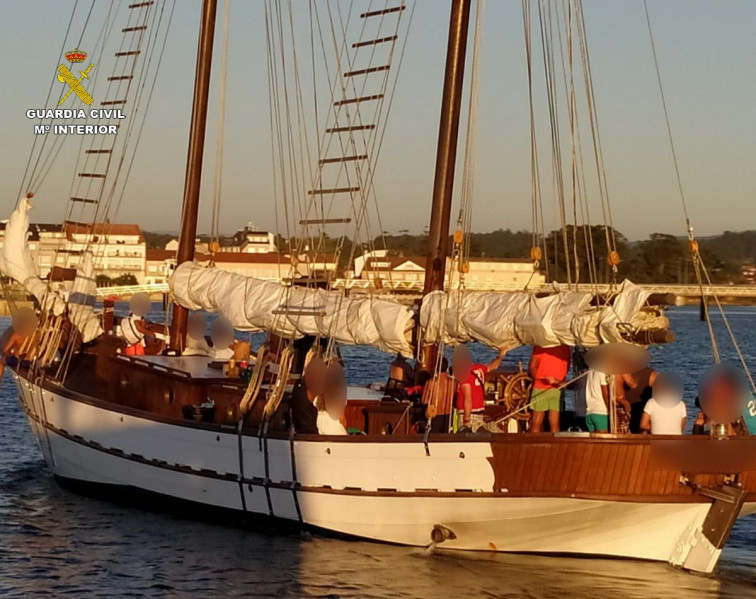 Sin mascarilla, sin distancia social... Intervienen una fiesta ilegal en un barco en A Illa de Arousa