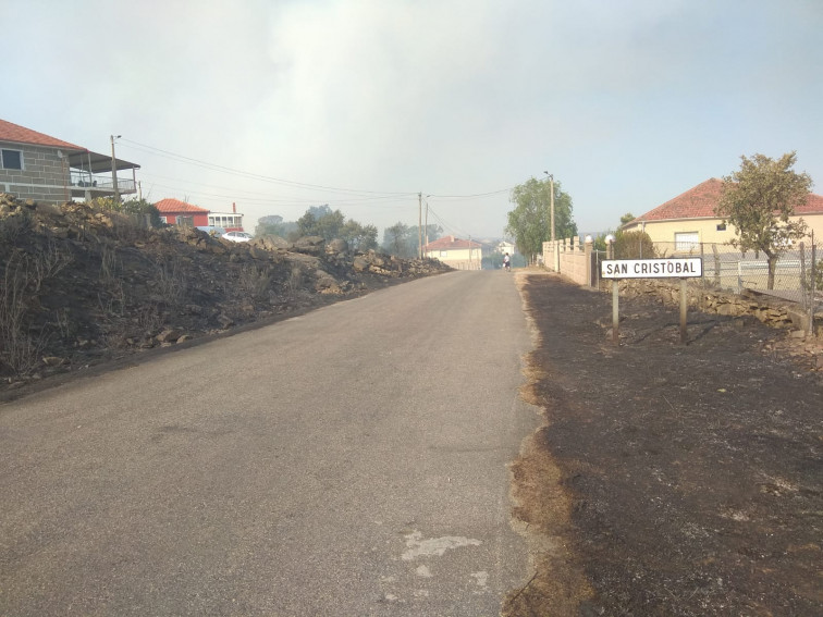 El mayor incendio forestal de Galicia en los últimos tres años golpea una zona arrasada por el fuego y la despoblación