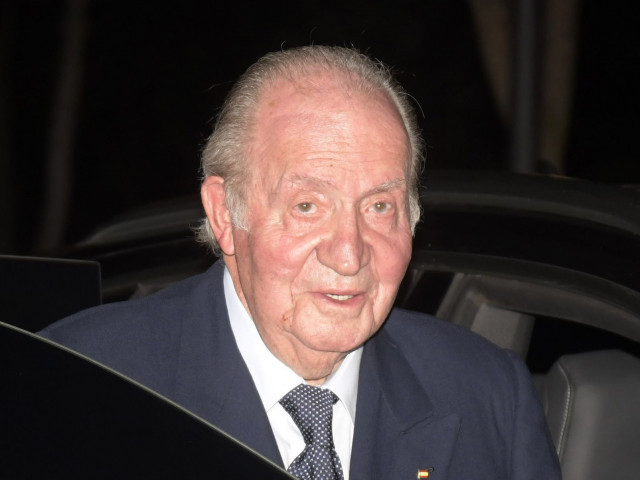 Juan Carlos I notifica a la Casa Real que abandona España