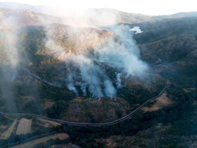 Uno de los incendios en Viana do Bolo lleva ardiendo desde el lunes y ha quemado 130 hectáreas