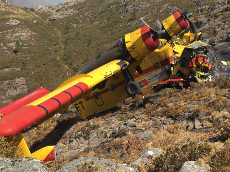 Vídeos del accidente de un hidroavión en el Parque Natural do Xurés en Ourense en el que murió un tripulantes