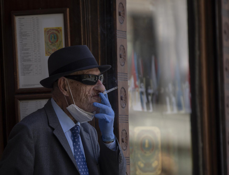 Nofumadores.org reclama prohibir fumar a menos de 10 metros, la postura oficial contra el tabaco en la calle es solo una recomendación