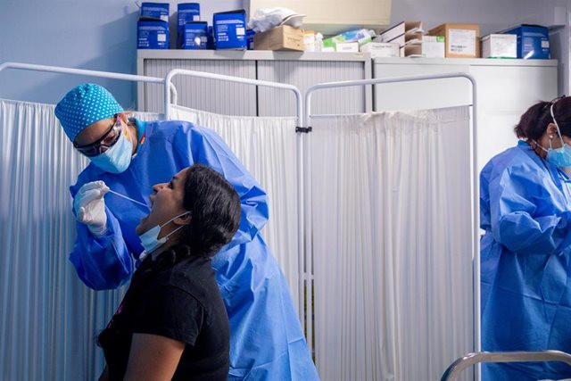 El centro médico de Vimianzo tiene al 73% de su personal confinado, pero el SERGAS mantiene su funcionamiento