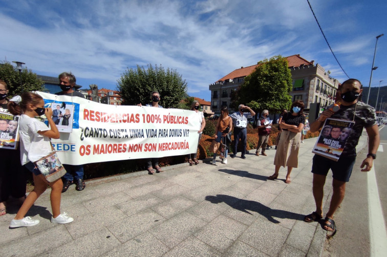 (VÍDEO) ​“Los mayores no son mercancía”: décima semana de protestas contra la gestión de la residencia DomusVi de Cangas