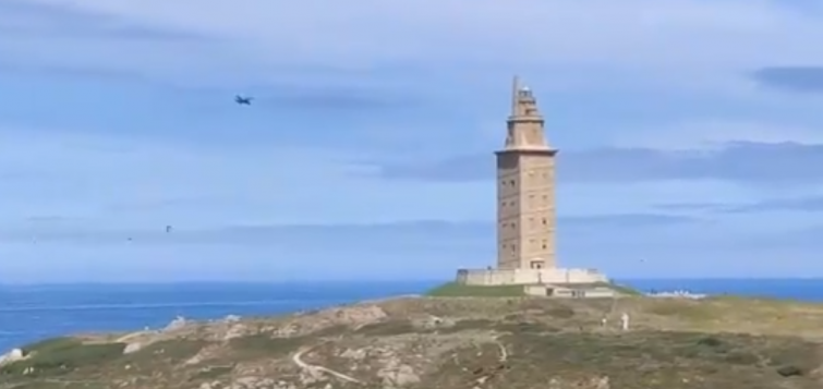 ​(VÍDEOS) Las espectaculares maniobras de unos cazas que dejaron sorprendidos a vecinos y turistas en A Coruña