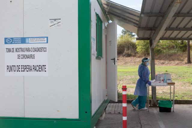 Una sanitaria prepara pruebas PCR en Monforte de Lemos .