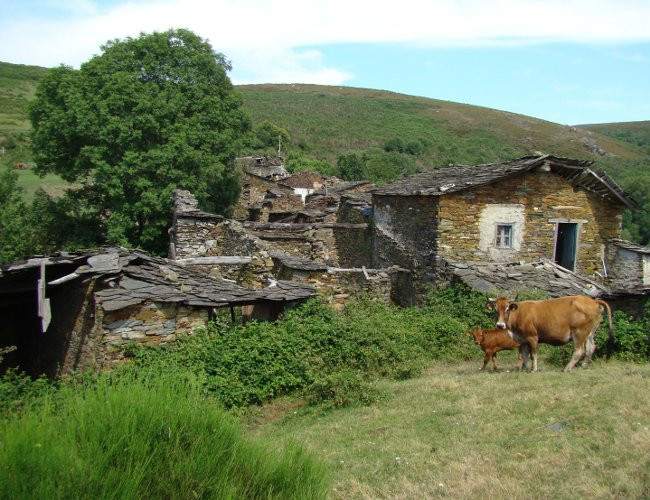 Centenares de aldeas abandonadas se reparten por Galicia