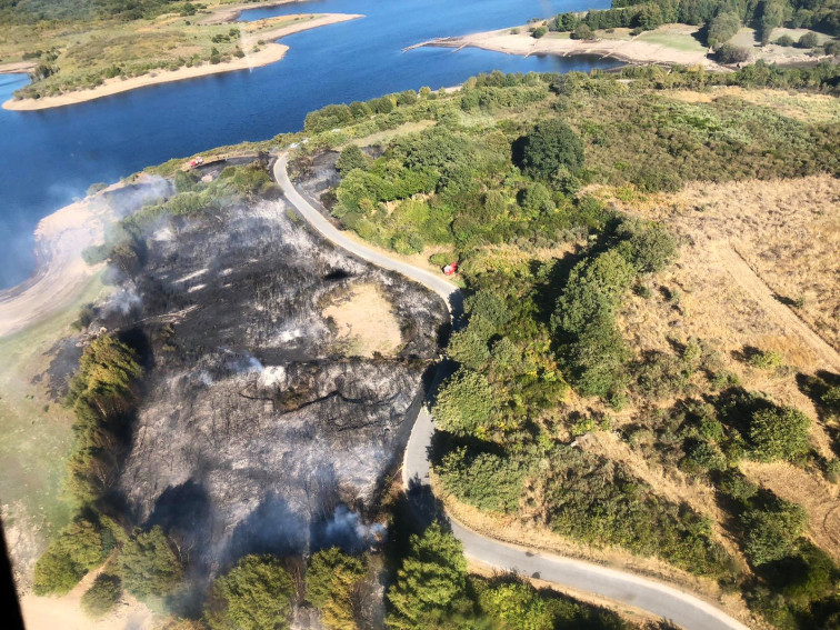 Más de 300 hectáreas arden en 5 incendios en Ourense, extintos, y uno en Cerdedo-Cotobade, aún activo