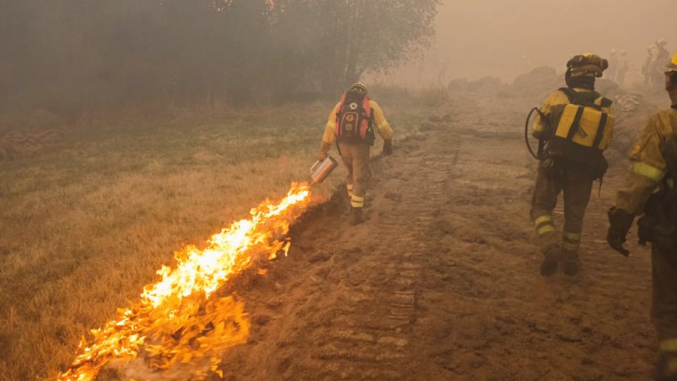 Ourense arde por enésima vez (vídeos): 11 incendios calcinan casi 7.000 hectáreas y amenazan casas en varios ayuntamientos