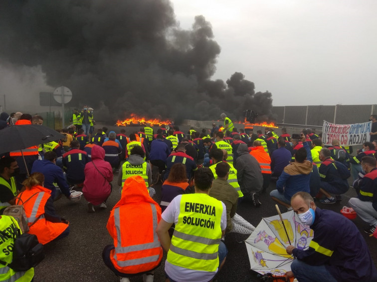 Las protestas de Alcoa cortan el tráfico entre Galicia y Asturias en defensa del empleo en la planta de San Cibrao