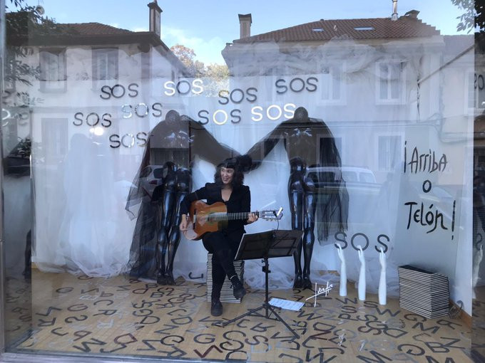 Concierto en silencio de Silvia Penide en un escaparate para alertar de los problemas del sector