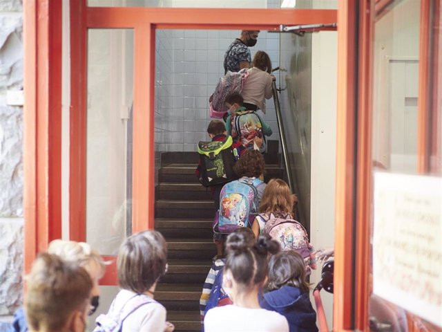 Los escolares de 1º y 2º regresan al colegio Calasancio de Pontevedra, cerrado hace una semana por ocho positivos de coronavirus