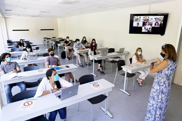 ​Los estudiantes critican la falta de coordinación y la desinformación de las universidades gallegas: “Somos como conejillos de indias”