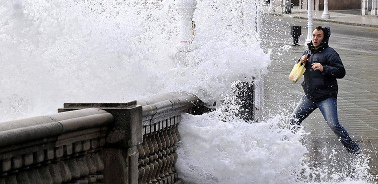 El viento ha levantado en Vigo la cubierta de una fábrica