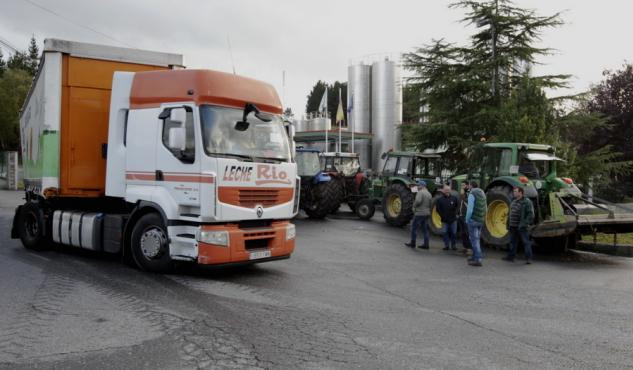 O sector lácteo galego levanta o cerco ás industrias