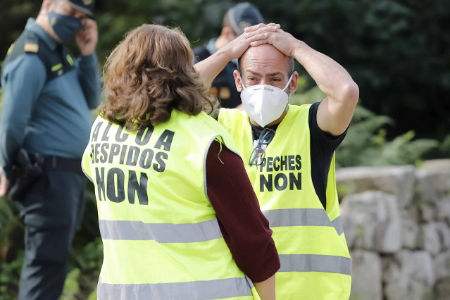 Representantes del comité de empresa de Alcoa a las puertas del Pazo de Cea, antes de la celebración de una mesa de negociación convocada por la compañía, en Nigrán, Pontevedra, Galicia (España), a 28 de septiembre de 2020.