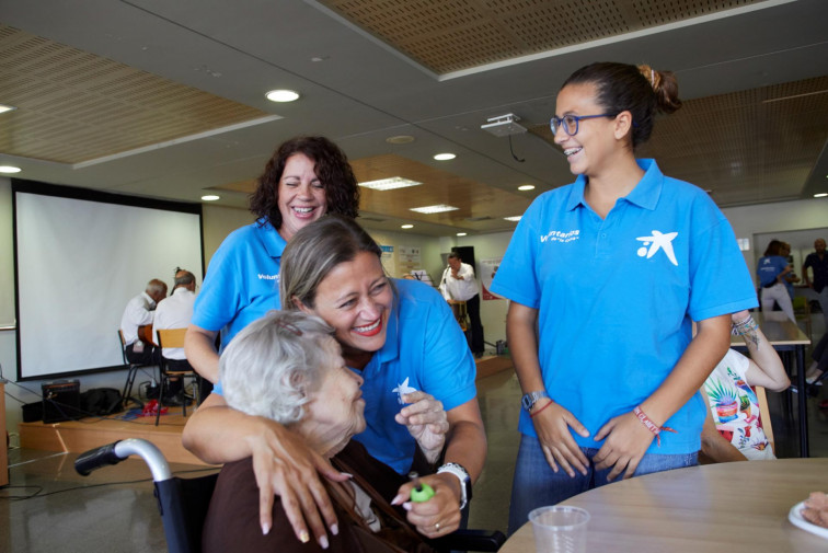 Docenas de mayores gallegos disfrutan de compañía gracias a los voluntarios de Caixabank