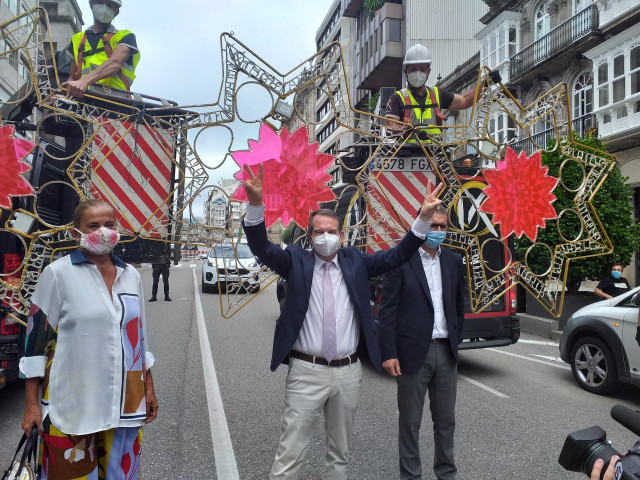 El alcalde de Vigo, Abel Caballero, y la presidenta de la Diputación y edila viguesa, Carmela Silva, junto al concejal Ángel Rivas, en el acto de inicio de colocación del alumbrado navideño, el 19 de agosto de 2020.