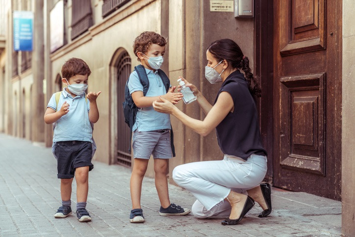 Cuidado con los geles hidroalcohólicos y los niños, sobre todo con sus ojos