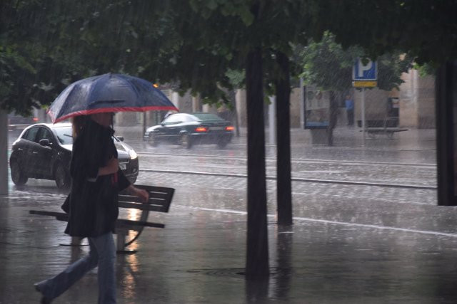 Toda Galicia sufre hoy una jornada de viento y lluvia, que amainará conforme avance el día