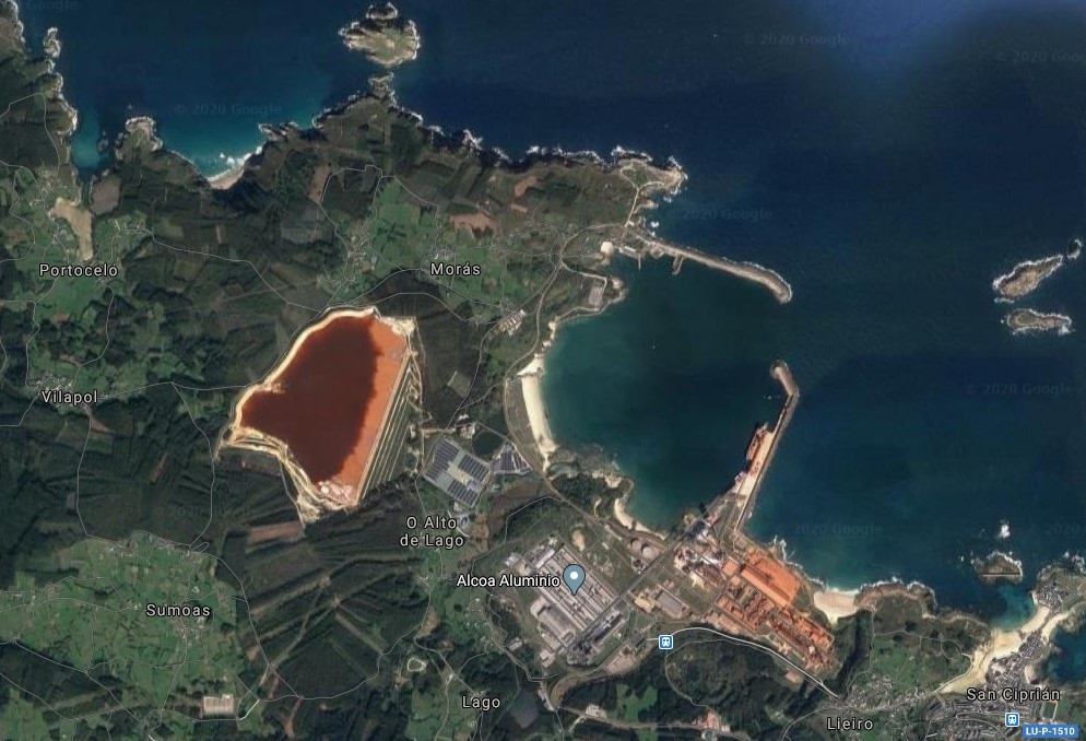 Vista área de la balsa de lodos de la factoría de Alcoa en San Cibrao, Cervo (Lugo)