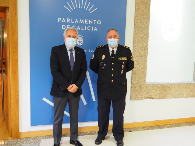 El presidente del Parlamento recibe al nuevo comisario de la Policía Autonómica.