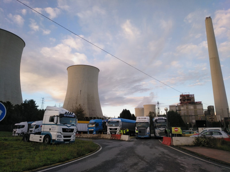 Bloqueo de los transportistas en la central de As Pontes para evitar el desmantelamiento, que Endesa niega