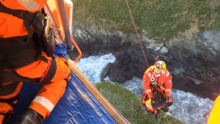 (VÍDEO) Así fue el arriesgado rescate a tres surfistas atrapados entre las rocas en Valdoviño