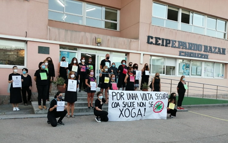 Protesta frente a la Xunta por la reducción de cientos de profesores respecto al año pasado