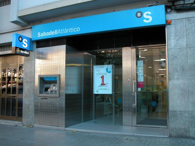 Guardia Civil y Policía Nacional buscan al responsable del atracó a un banco en Oroso