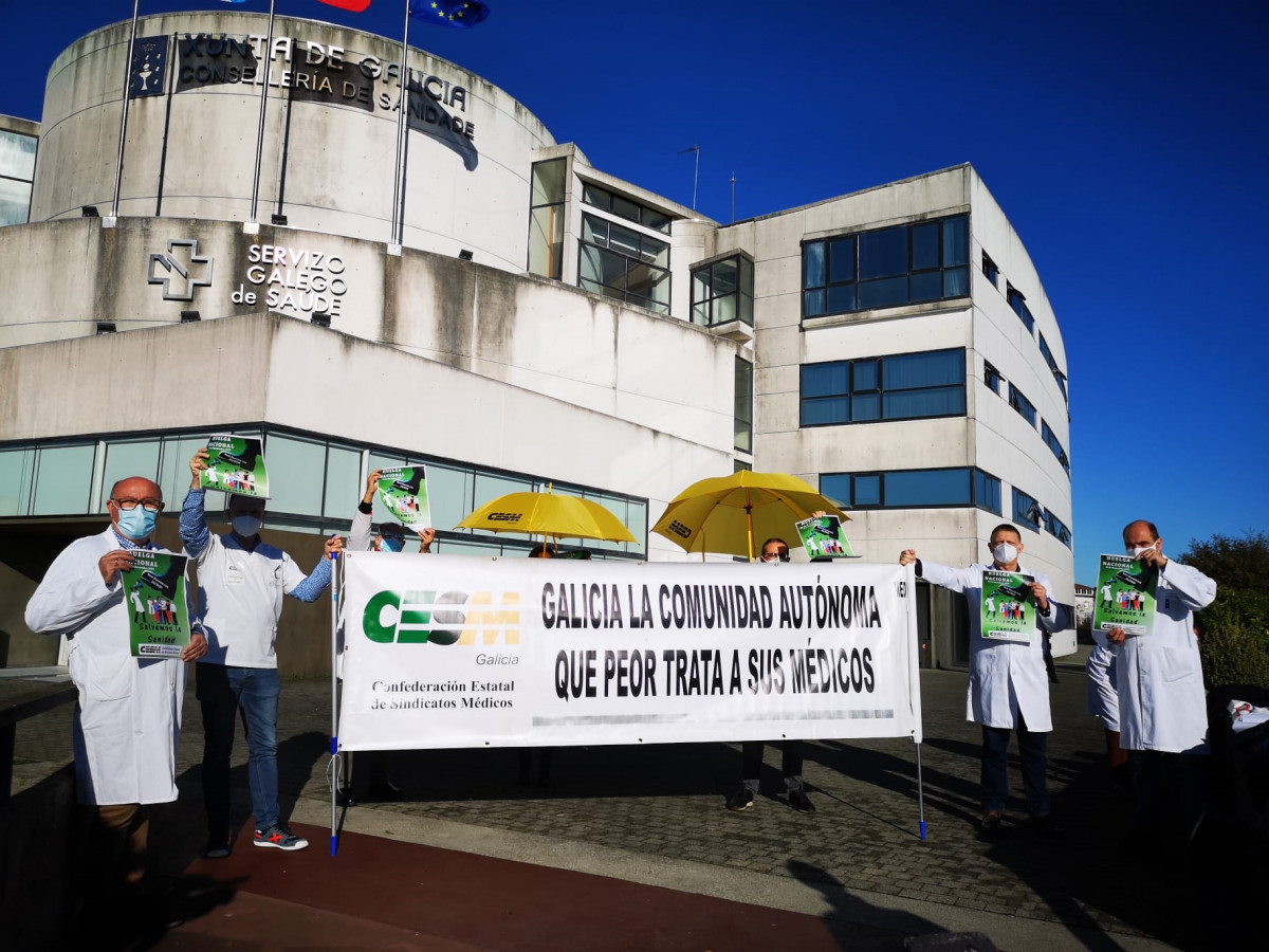 Concentración convocada por CESM delante de la sede del Sergas en Santiago.