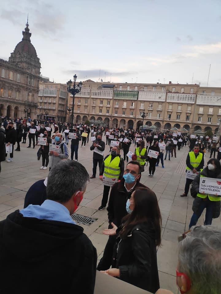 Hosteleros coruñeses responden al cierre forzado donando y recogiendo alimentos para los necesitados