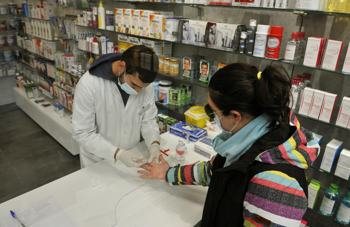 Un farmacéutico realiza una prueba serológica de Covid-19 en la Farmacia Mónica Muradas, en O Carballiño, Ourense, Galicia (España), a 22 de octubre de 2020. El comité clínico de la Consellerí