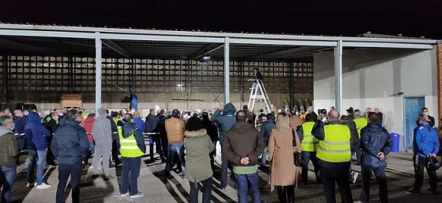 Asamblea de trabajadores de Vitrasa, concesionaria del bus urbano de Vigo, para ratificar la convocatoria de huelga durante once días de diciembre de 2020, por modificación de las jornadas laborales.