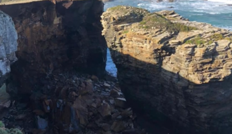 Cae uno de los arcos de piedra de la playa de As Catedrais en Ribadeo