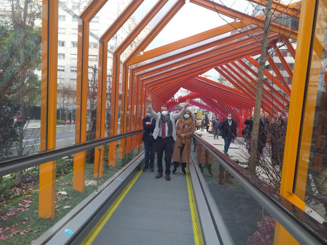 El alcalde de Vigo, Abel Caballero, junto a la presidente de la Diputación de Pontevedra, Carmela Silva, el delegado de Zona Franca, David Regades y concejales del PSOE, en la inauguración de la reforma de Gran Vía, usando una de las rampas de subida.