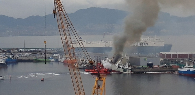 Explosión en un barco que lleva ardiendo (vídeos) toda la mañana en el muelle de Bouzas del Puerto de Vigo