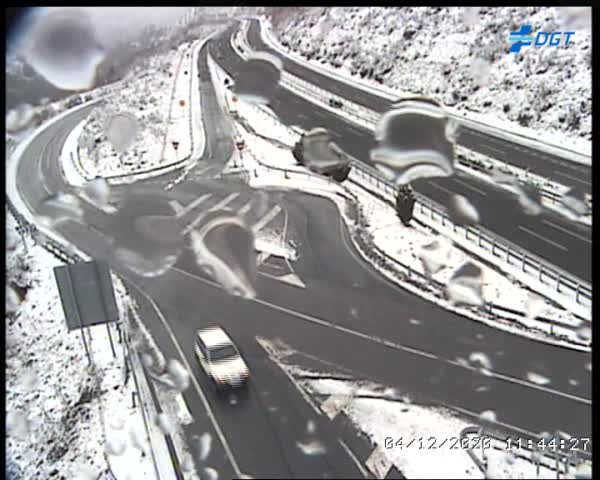 Problemas por la nieve y la lluvia en docenas de carreteras gallegas, incluidas varias autovías, sobre todo en Lugo