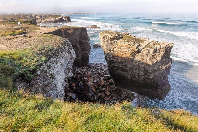 La ciencia puso fecha de caducidad a la Praia das Catedrais: un estudio alertaba hace un año del riesgo de desprendimientos