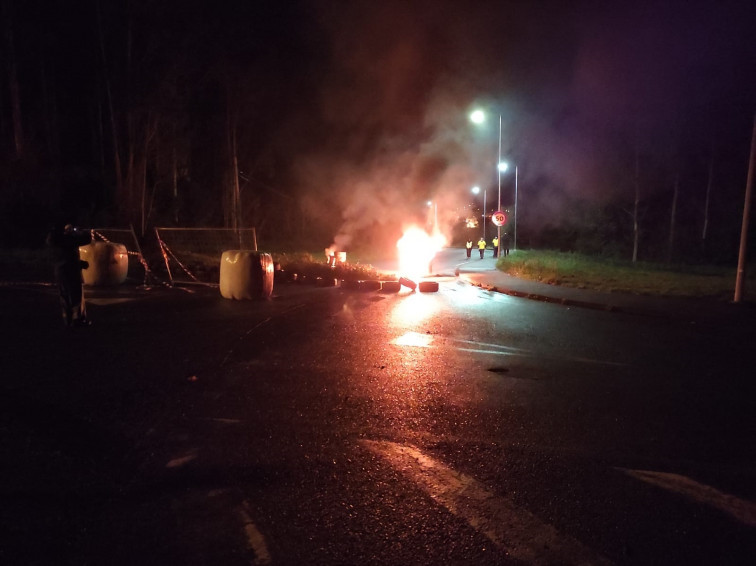 La huelga de dos días en Siemens Gamesa arranca con barricadas y cortes de carreteras